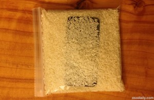 айфон в пакете с рисом